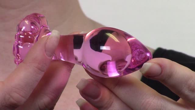 video: Verča předvádí anální kolík Flower Glass Plug