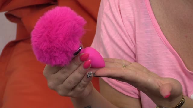 video: Veronika předvádí anální kolík Pinky Bunny