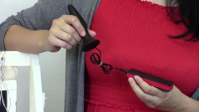 video: Karin předvádí vibrační anální kolík Butt Vibe