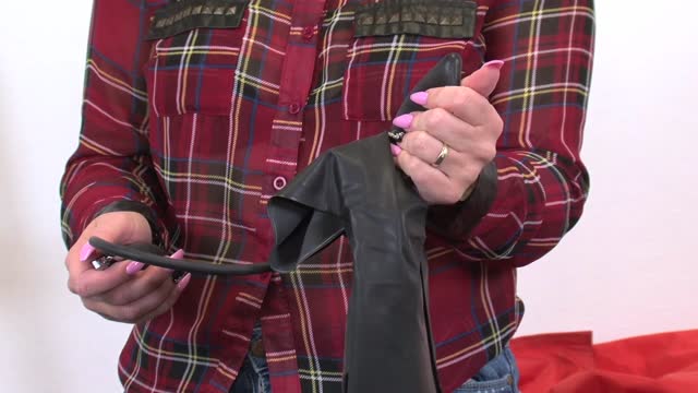 video: Verča předvádí LateX pánské slipy s análním kolíkem