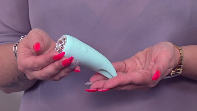 video: Verča a masažní vibrátor s oušky Turquoise Diamond