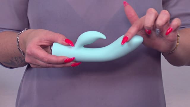 video: Verča a vibrátor s výběžkem na klitoris Turquoise Diamond