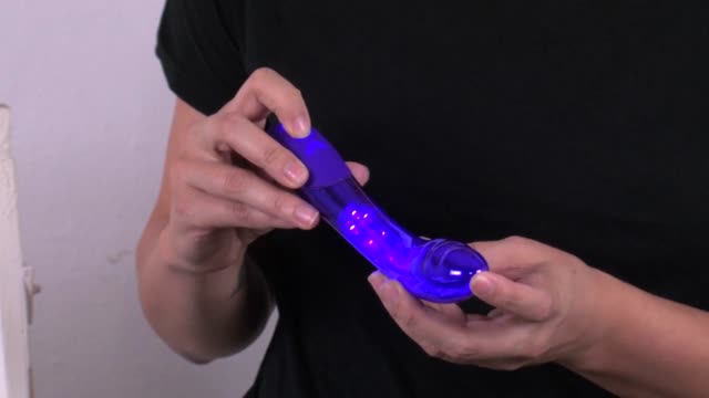 video: Karin předvádí Plastový vibrátor Purple Lightning