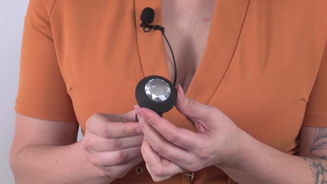 video: Karin předvádí Vibrační anální kolík Diamond Vibe
