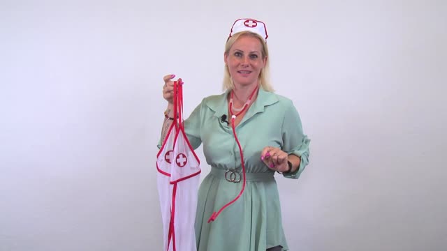 video: Verča a Plus size kostým Bedroom Nurse