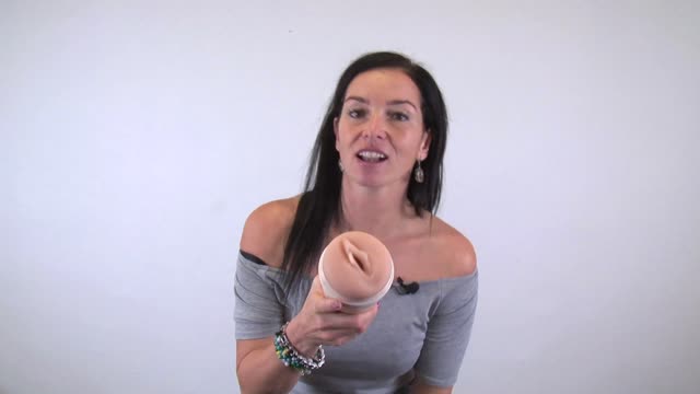video: Domča předvádí vaginu Fleshlight Lena Paul Nymph