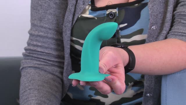 video: Verča předvádí dildo Fun Factory Limba Flex S (12 cm)