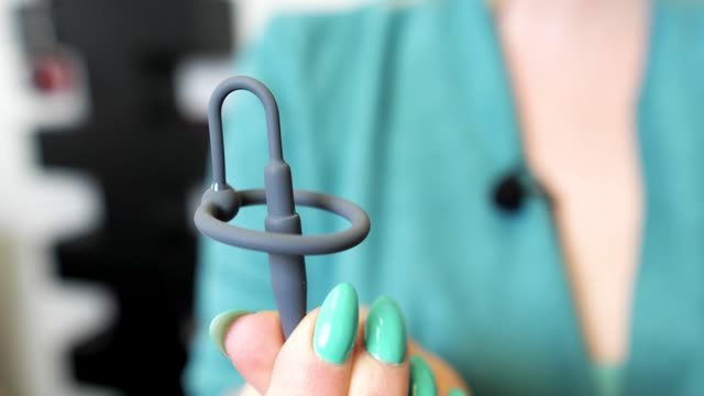 video: Verča predvádza Silikónový Spermie Stopper s krúžkom Black Ring (8 mm)