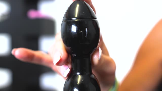 video: Domča předvádí XXL anální kuličky s přísavkou Xtreme Black (50,2 cm)