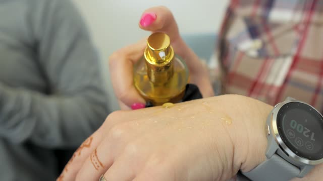 video: Domča s Verčou predvádzajú olej Bijoux Indiscrets afrodiziakálny sľúbateľný masážny olej Caramel Cavalier (100 ml)
