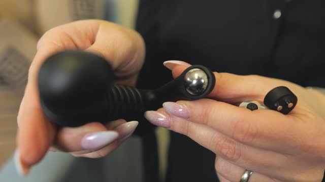 video: Verča s Domčou predvádzajú Análny kolík na masáž prostaty Nexus