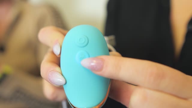 video: Domča s Verčou predvádzajú Adore Yonix tlakové vibračné vajíčko