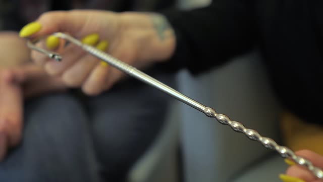 video: Lucka s Verčou predvádzajú Kovový dilatátor s krúžkom na žaluď Intense Thrill (7 mm)