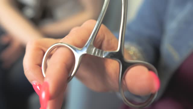 video: Lucka s Verčou předvádějí Kovové svorky s gumovými návleky Clinic Hard