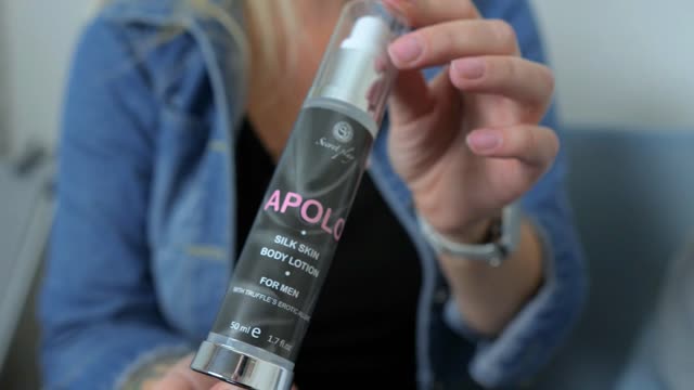 video: Lucka s Verčou predvádzajú Telový olej s feromónmi pre mužov Apolo (50 ml)