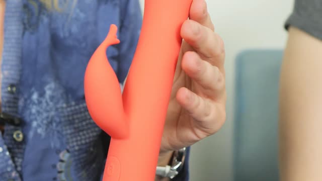 video: Verča s Luckou předvádějí Vibrátor s výběžkem na klitoris Tulip