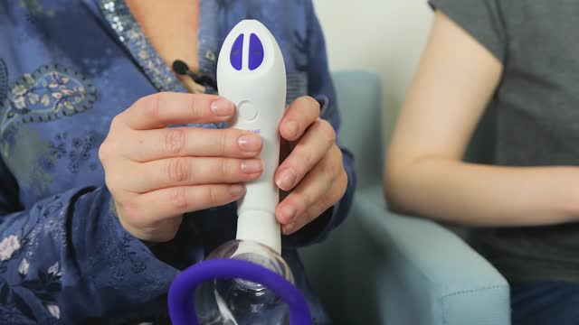 video: Verča s Luckou a Automatická vibrační pumpa na vaginu, klitoris a bradavky Multiple Euphoria