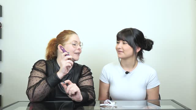 video: Nikča s Anet předvádějí Minivibrátor na klitoris Tickle Me (10,4 cm)