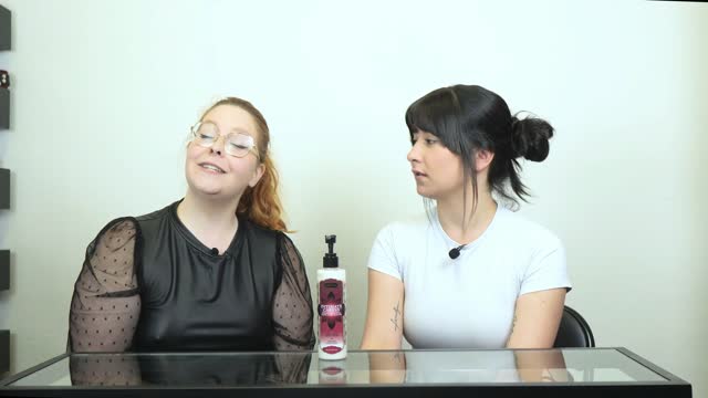 video: Anet s Nikčou ukazují KamaSutra luxusní krém na holení pro hedvábné oholení Pomegranate Bloosom (250 ml)