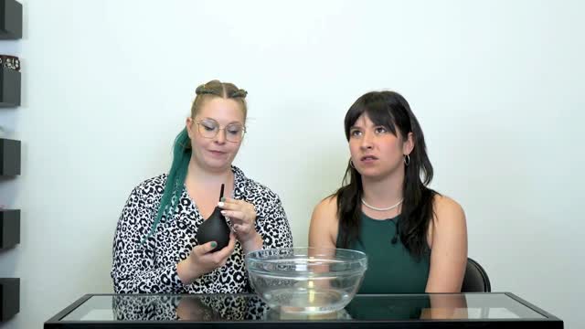 video: Anet a Nikča předvádějí Klystýr Anal Cleanix (225 ml)